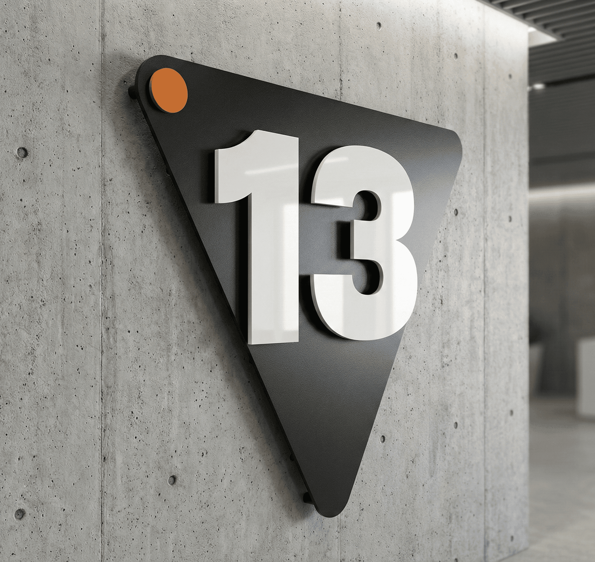 Marca de 13 Integra instalada en una pared de hormigón